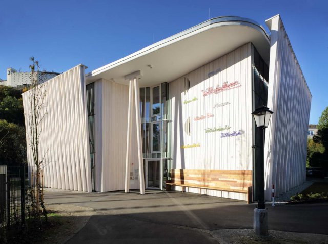 3769-81Haus_der_Volkskulturen.jpg