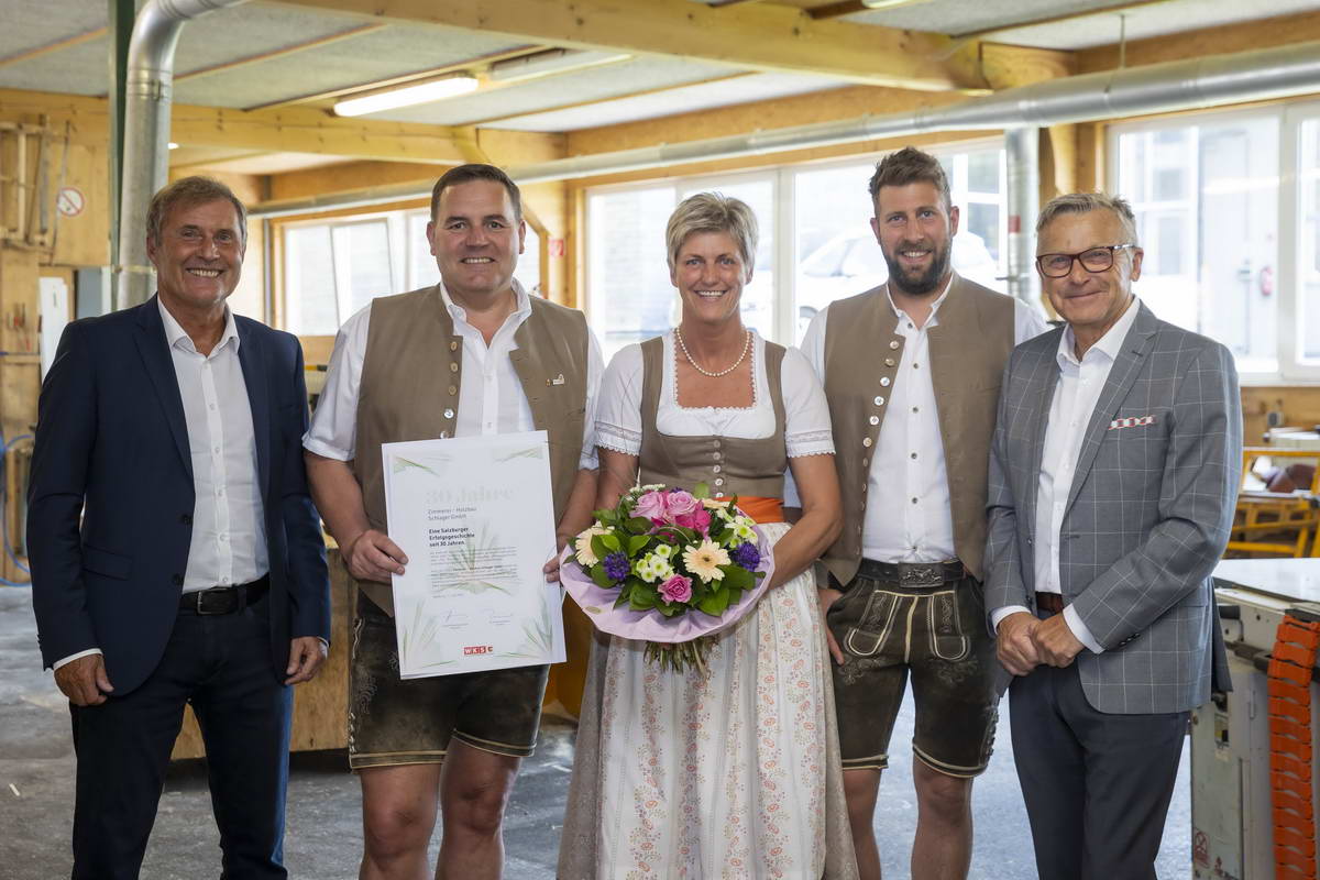 Wirtschaftskammer Salzburg 30 Jahre Zimmer- Holzbau Schlager in Hof Foto: Neumayr/Leo 21.06.2022 Direktor Manfred Pammer, Wolfgang und Sylvia Schlager, Manuel Schlager, Präsident Peter Buchmüller,